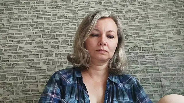 Snapshot of EdithManning chatting on 09.11.25 EdithManning online show from 09.11.25