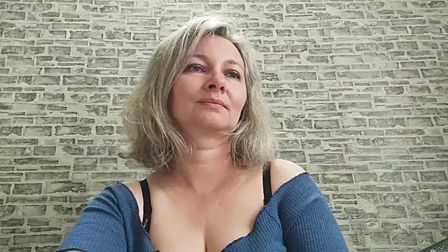 Snapshot of EdithManning chatting on 09.18.25 EdithManning online show from 09.18.25