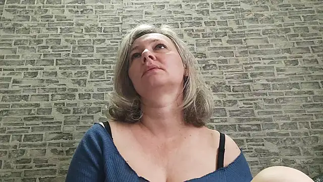 Snapshot of EdithManning chatting on 09.19.25 EdithManning online show from 09.19.25