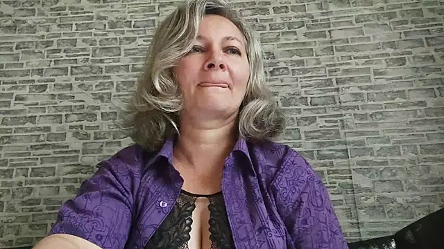 Snapshot of EdithManning chatting on 09.22.25 EdithManning online show from 09.22.25