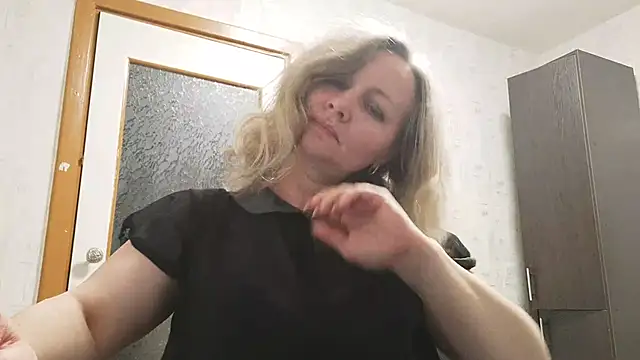 Snapshot of EdithManning chatting on 05.21.26 EdithManning online show from 05.21.26