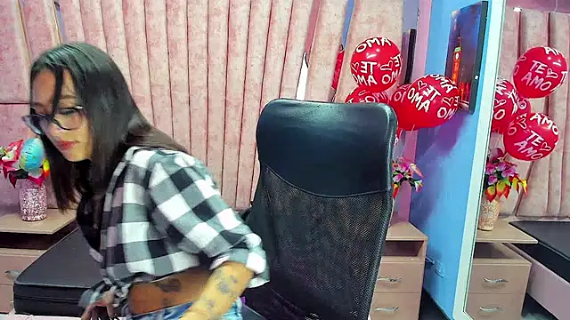 Miaa Thopmson online show from 12.18.25