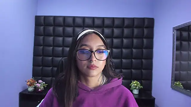 Miaa Thopmson online show from 12.20.25