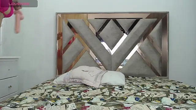 CorinaSmith28 online show from 04.13.26