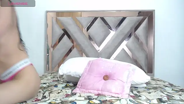 CorinaSmith28 online show from 04.17.26