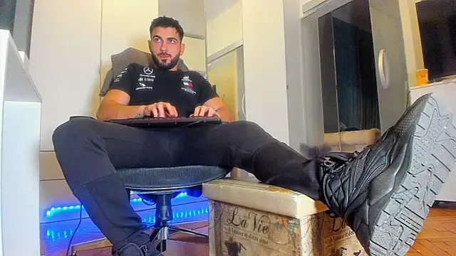 Snapshot of welcometo_hell chatting on 10.06.25 welcometo hell online show from 10.06.25