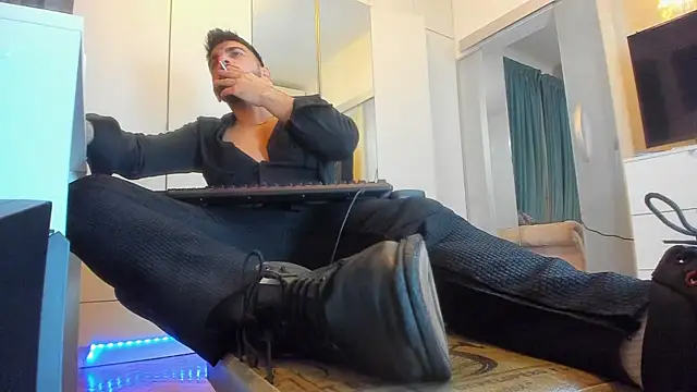 Snapshot of welcometo_hell chatting on 10.18.25 welcometo hell online show from 10.18.25