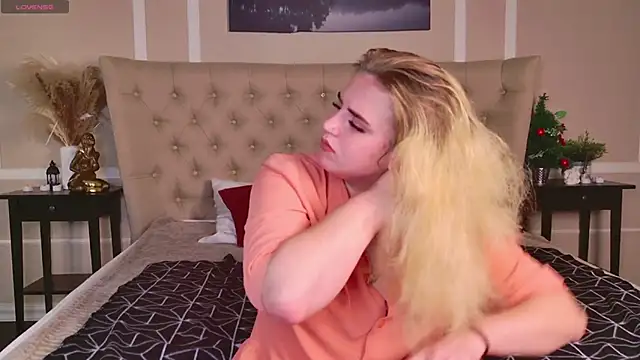 Snapshot of KarenLong chatting on 12.03.24 KarenLong online show from 12.03.24