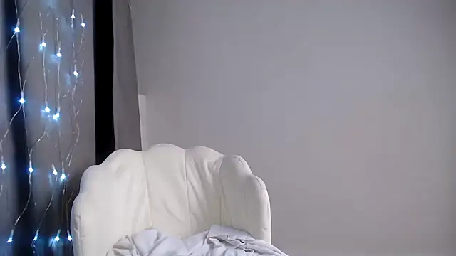 Snapshot of ElliaSquirtGirl chatting on 02.19.25 ElliaSquirtGirl online show from 02.19.25