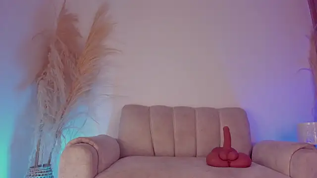 Snapshot of sara_gwen chatting on 10.10.25 sara gwen online show from 10.10.25