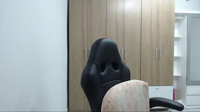 RoxanaLove9 online show from 11.20.25