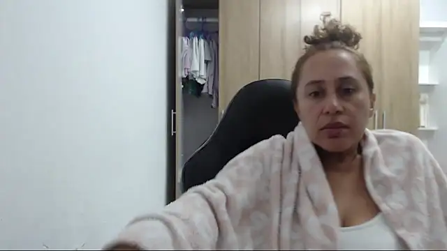Snapshot of RoxanaLove9 chatting on 04.19.26 RoxanaLove9 online show from 04.19.26