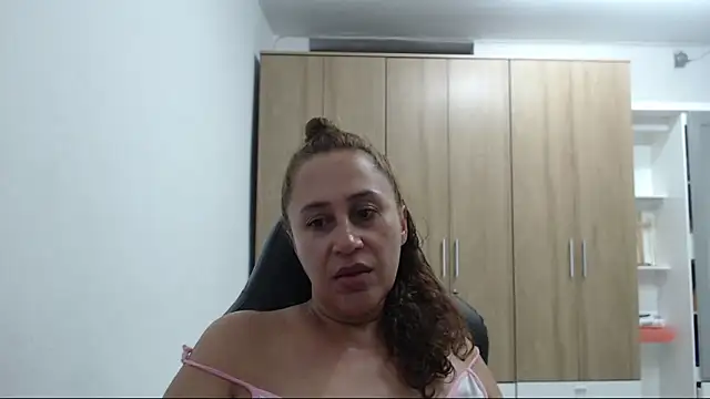 Snapshot of RoxanaLove9 chatting on 04.28.26 RoxanaLove9 online show from 04.28.26