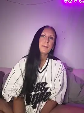 Snapshot of SweNatasha chatting on 12.17.24 SweNatasha online show from 12.17.24