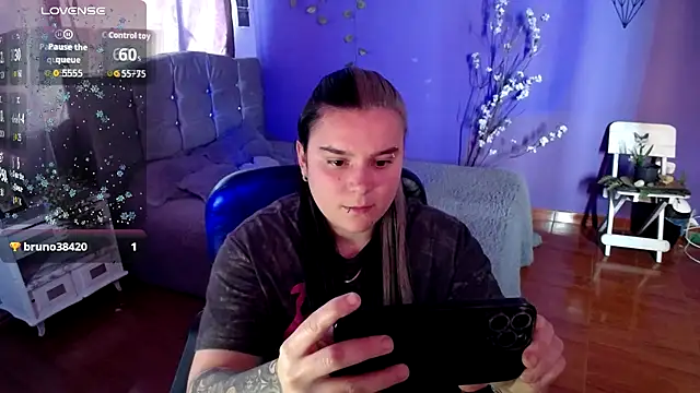 Snapshot of Nika_1_ chatting on 12.16.25 Nika 1 online show from 12.16.25