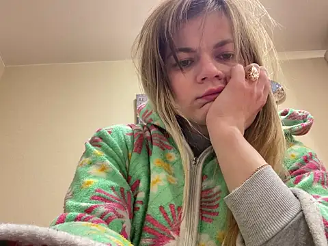 Snapshot of SkyAdelina241 chatting on 02.04.25 SkyAdelina241 online show from 02.04.25