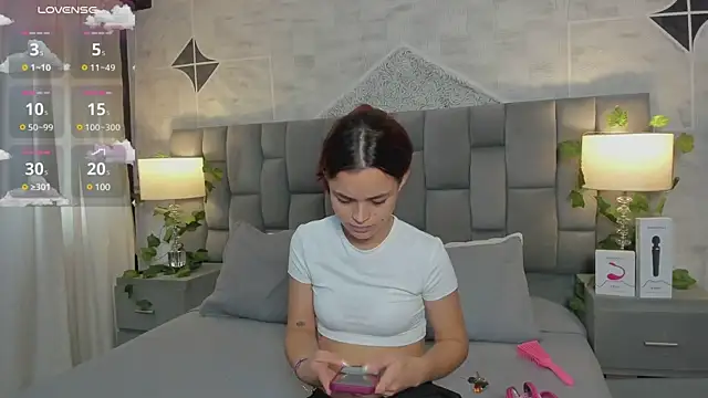 Snapshot of HannaRhodes chatting on 02.10.25 HannaRhodes online show from 02.10.25