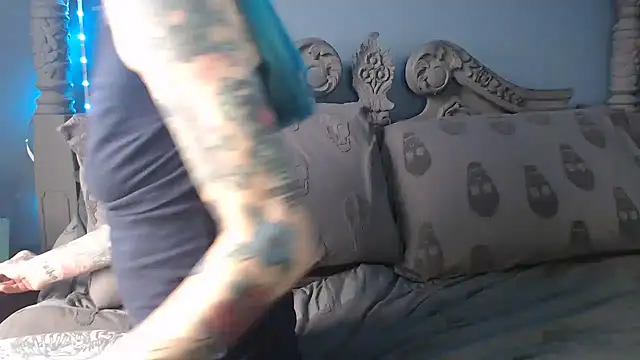 Snapshot of RavenryderUK chatting on 09.18.25 RavenryderUK online show from 09.18.25