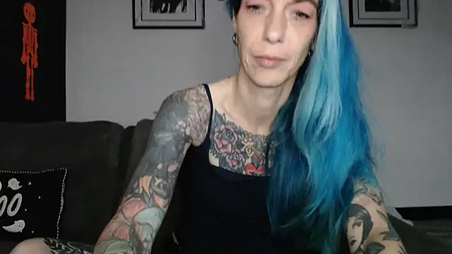 Snapshot of RavenryderUK chatting on 10.27.25 RavenryderUK online show from 10.27.25