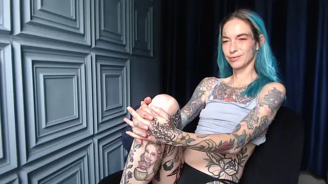 Snapshot of RavenryderUK chatting on 06.18.26 RavenryderUK online show from 06.18.26