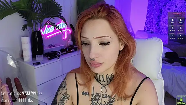 Snapshot of violetviolator chatting on 09.17.25 violetviolator online show from 09.17.25