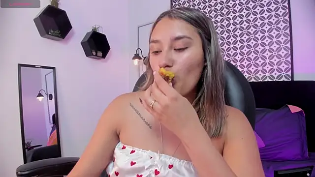 Snapshot of _Sophie__miller chatting on 04.19.26 Sophie miller online show from 04.19.26
