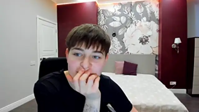 EmiliaYours online show from 02.08.26