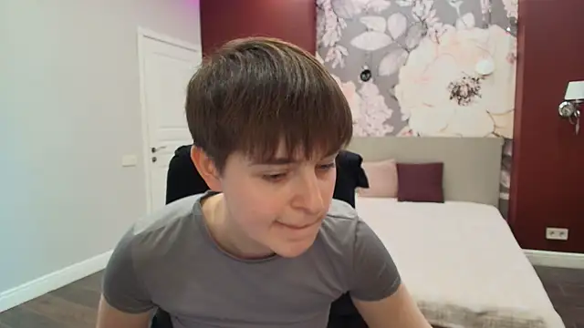 EmiliaYours online show from 04.04.26