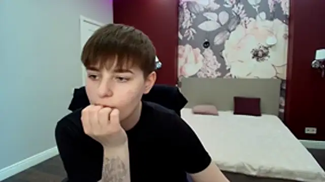 EmiliaYours online show from 04.25.26