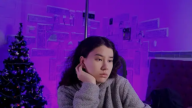 Snapshot of LeesaLee chatting on 12.10.24 LeesaLee online show from 12.10.24