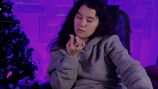 Snapshot of LeesaLee chatting on 12.10.24 LeesaLee online show from 12.10.24