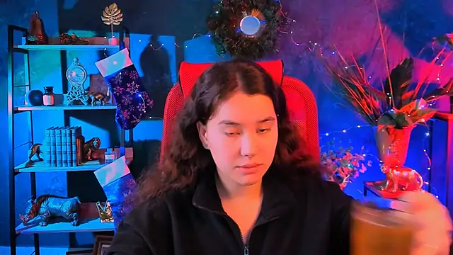 Snapshot of LeesaLee chatting on 12.11.24 LeesaLee online show from 12.11.24