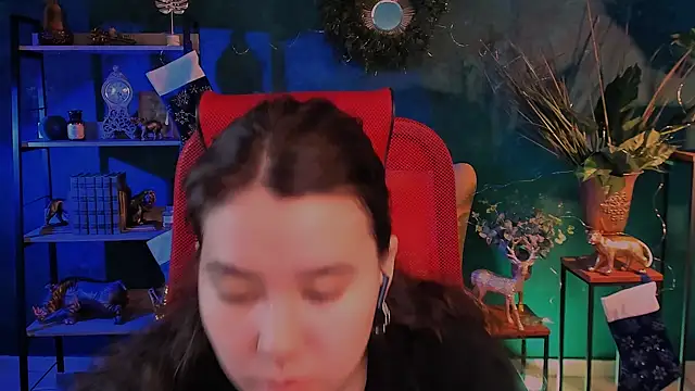 Snapshot of LeesaLee chatting on 12.12.24 LeesaLee online show from 12.12.24