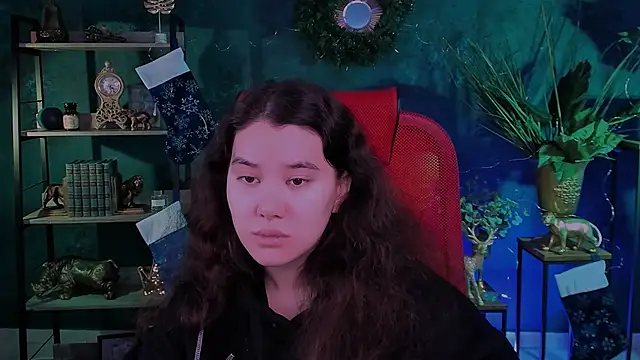 Snapshot of LeesaLee chatting on 12.13.24 LeesaLee online show from 12.13.24