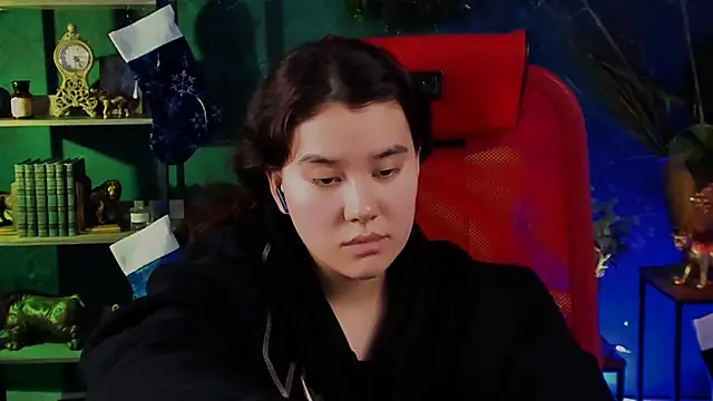 Snapshot of LeesaLee chatting on 12.13.24 LeesaLee online show from 12.13.24