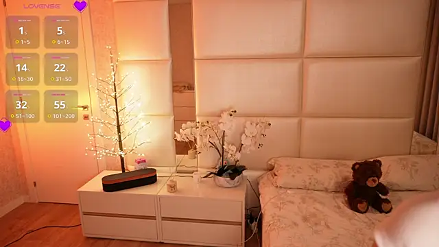 Lilly Colins online show from 04.12.26