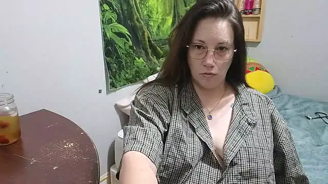 Snapshot of ThickGirlsDoItBetter chatting on 01.11.25 ThickGirlsDoItBetter online show from 01.11.25