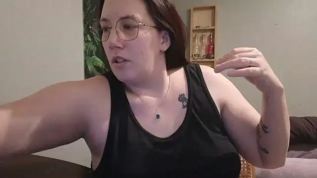Snapshot of ThickGirlsDoItBetter chatting on 03.22.25 ThickGirlsDoItBetter online show from 03.22.25