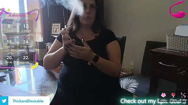 Snapshot of ThickGirlsDoItBetter chatting on 10.09.25 ThickGirlsDoItBetter online show from 10.09.25