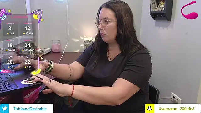 Snapshot of ThickGirlsDoItBetter chatting on 10.21.25 ThickGirlsDoItBetter online show from 10.21.25