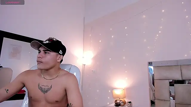 Snapshot of saraandstiven chatting on 02.18.25 saraandstiven online show from 02.18.25