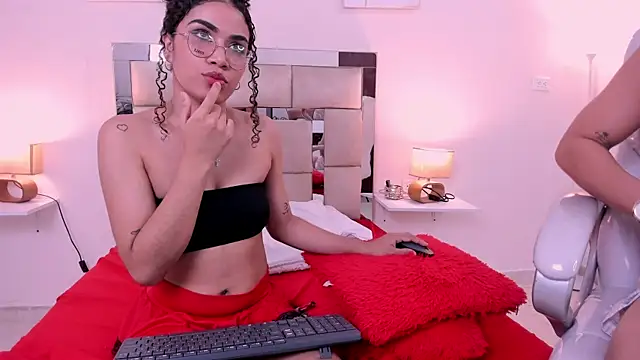 Snapshot of saraandstiven chatting on 03.14.25 saraandstiven online show from 03.14.25