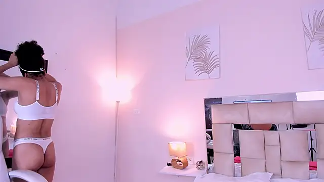 Snapshot of saraandstiven chatting on 03.20.25 saraandstiven online show from 03.20.25