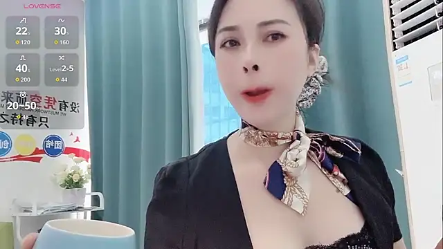 Qwi-V1 online show from 10.31.25