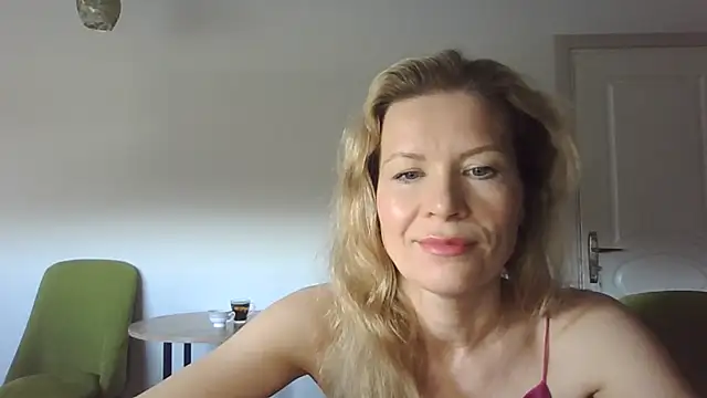 Snapshot of Juli_julyyy chatting on 12.20.24 Juli julyyy online show from 12.20.24