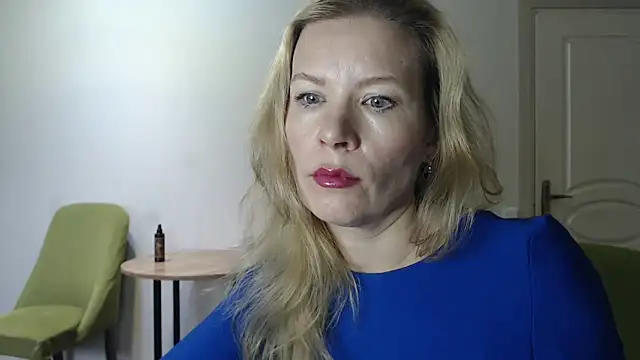 Snapshot of Juli_julyyy chatting on 12.24.24 Juli julyyy online show from 12.24.24