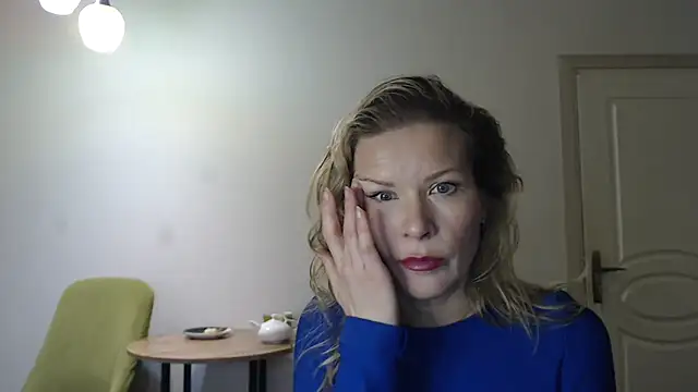 Snapshot of Juli_julyyy chatting on 12.28.24 Juli julyyy online show from 12.28.24