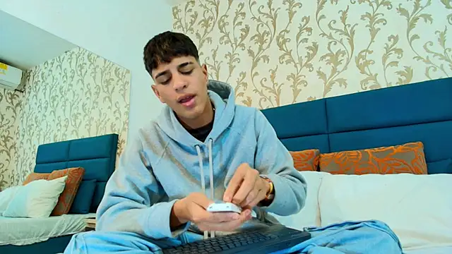 Tyler Rodriguez online show from 10.21.25