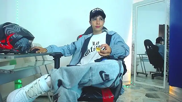 Snapshot of Zacktk7 chatting on 12.25.24 Zacktk7 online show from 12.25.24