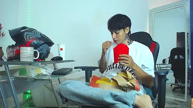 Snapshot of Zacktk7 chatting on 12.25.24 Zacktk7 online show from 12.25.24